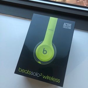 NWT Beats Solo 2 Wireless Headphones Active